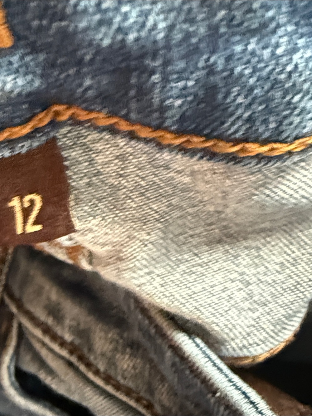 Kut from the Cloth, boot cut Jeans in Medium Blue Wash - Picture 4 of 6
